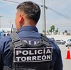 Policías atendiendo el reporte de un presunto caso de maltrato infantil en la colonia Veredas La Paz de Torreón.