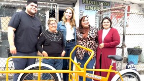 DIF entrega triciclo a mujer en Monterrey