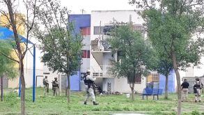 Elementos policiacos acuden ante homicidio en departamentos