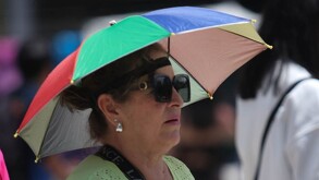 Mujer cubriéndose el sol por altas temperaturas en CdMx