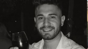 Hombre mirando a la cámara en foto blanco y negro