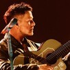Alejandro Sanz cantando con guitarra en mano | Regresa a Guadalajara este octubre de 2026 en el Estadio 3 de Marzo, con su gira mundial '¿Y ahora qué?