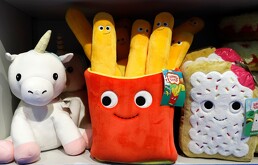 Muñecos de felpa se ven en una tienda Camp de Nueva York, el 21 de noviembre de 2019.