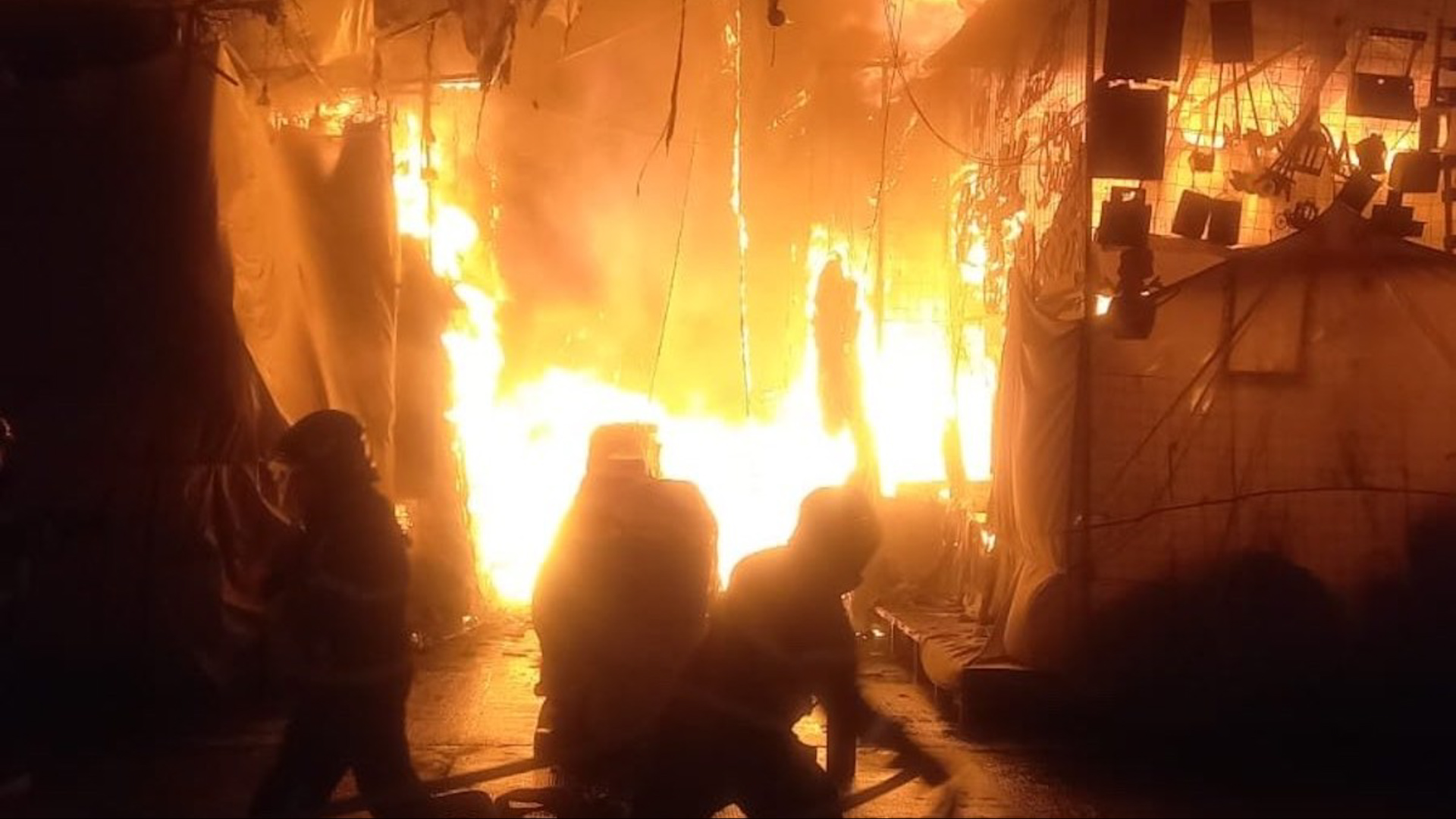 Un fuerte incendio en la Merced calcinó 60 puestos y dañó tres edificios. El fuego alcanzó 7 metros de altura en las calles Rosario y Juan de la Granja.