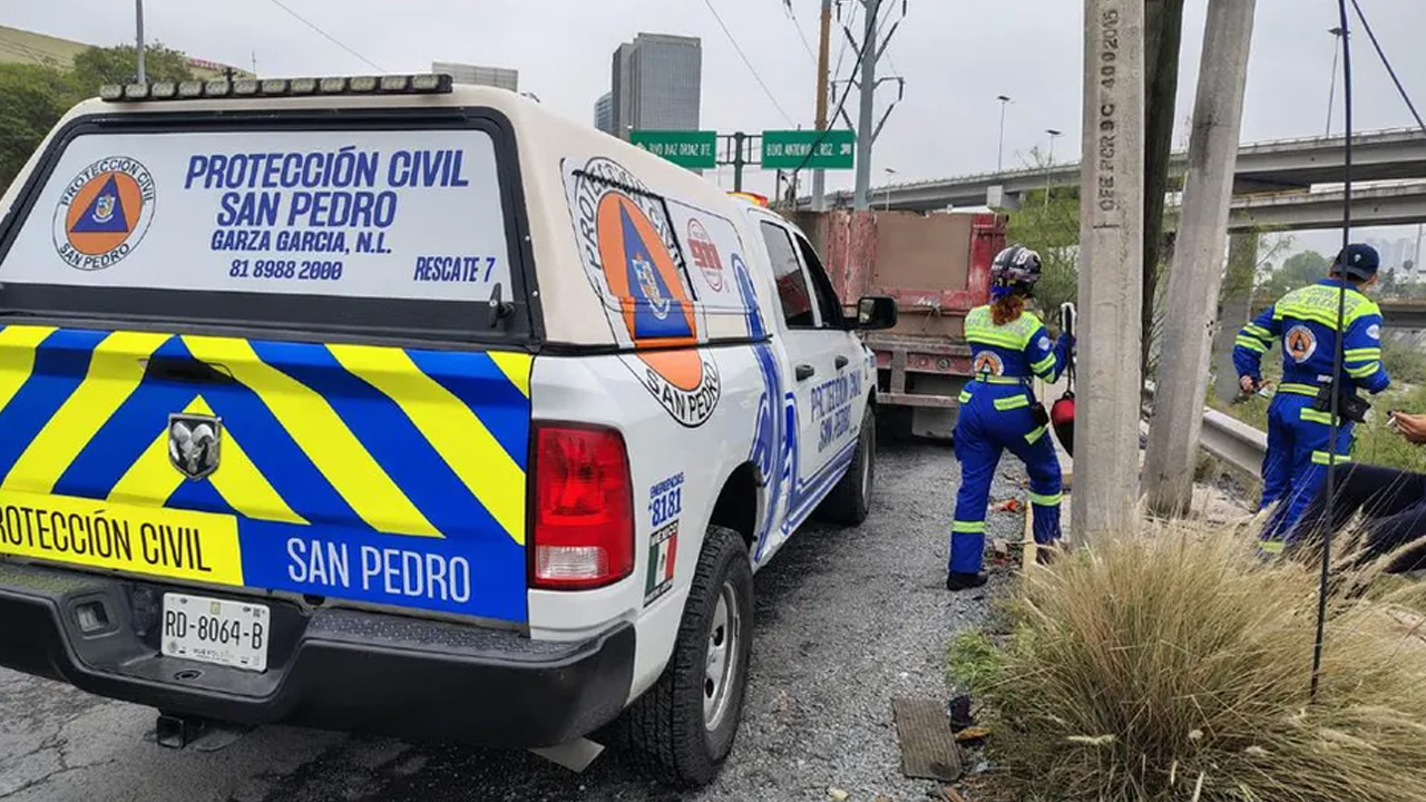 Un hombre fue hallado sin vida junto a la autopista a Saltillo, en límites de Monterrey y San Pedro Garza García.