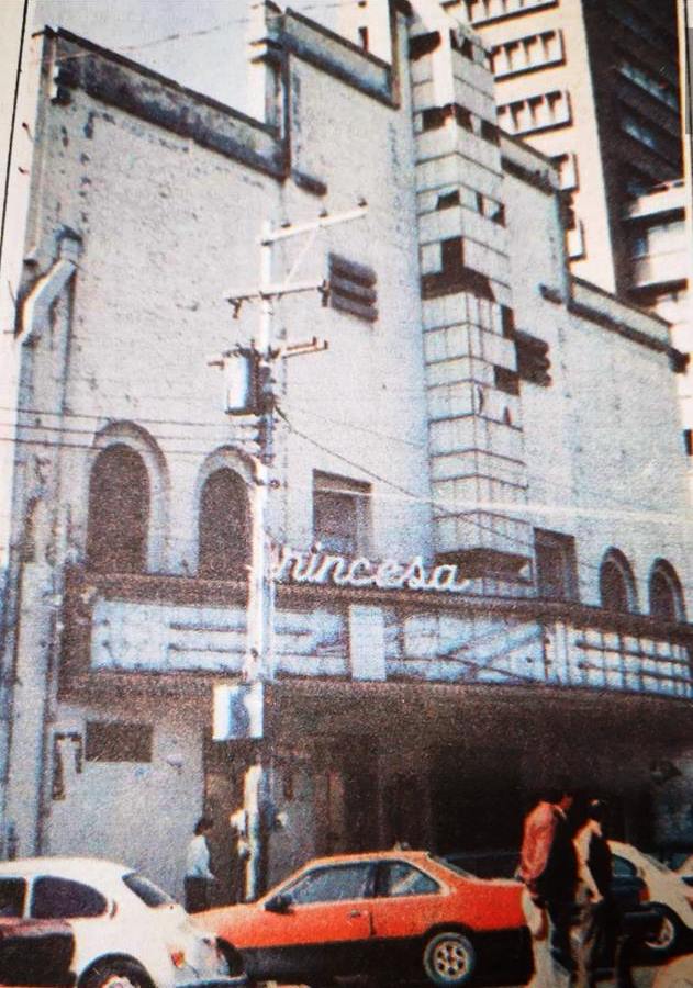 Puerta principal del Teatro Princesa en 1991