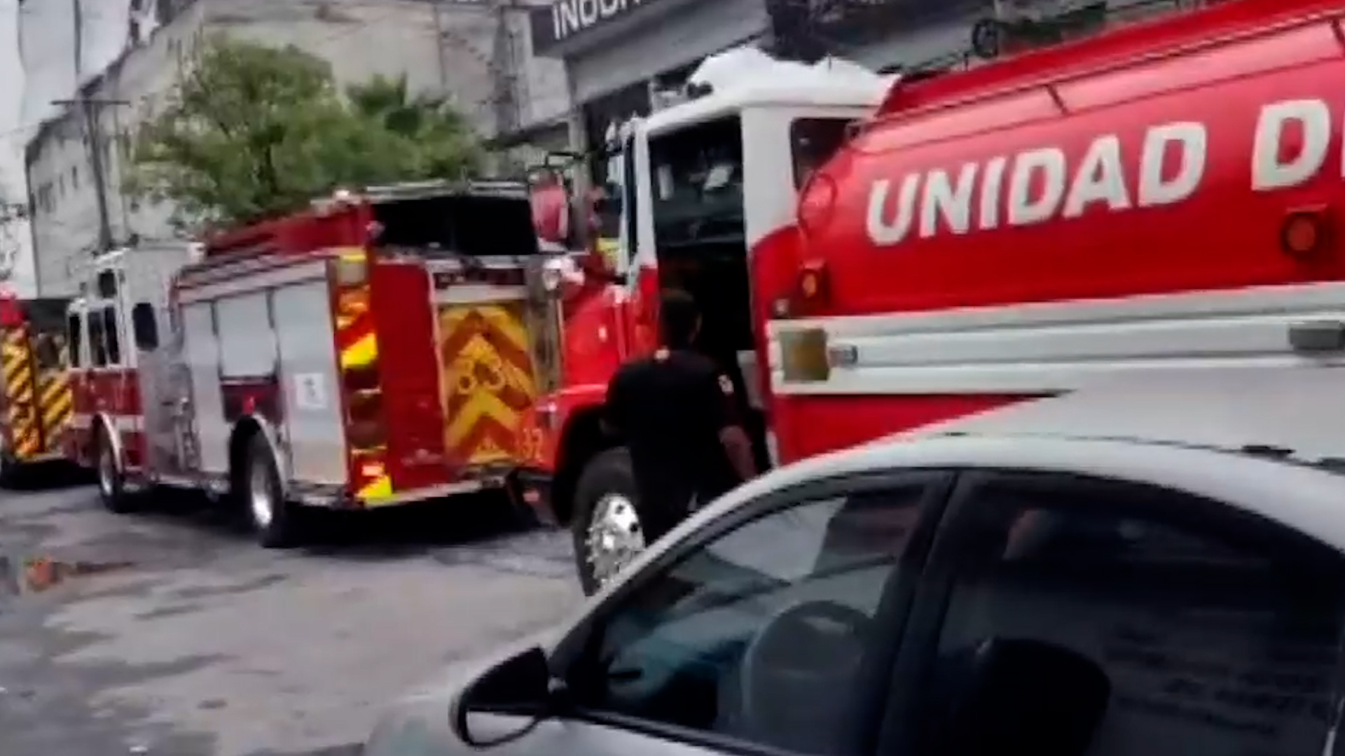 Hombre resulta herido tras incendio en la colonia Niño Artillero de Monterrey. Intentó sacar un tanque de gas para evitar una explosión.