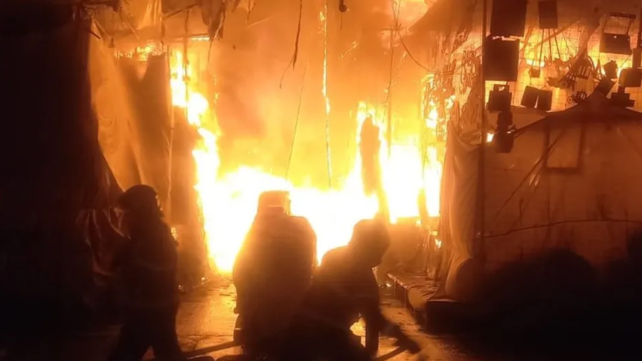 Un incendio consumió más de 50 puestos en inmediaciones del Mercado de Sonora y La Merced.