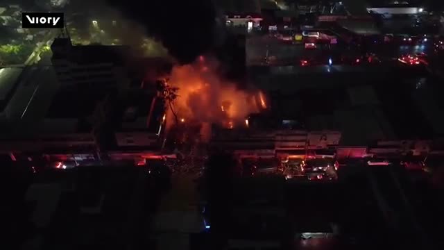 Alrededor de 50 puestos semifijos fueron consumidos por un incendio en las inmediaciones del Mercado de Sonora y la Merced.