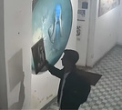 Un hombre fue captado robando una pintura en el Centro Cultural El Árbol, en el Centro Histórico de Querétaro; el hecho quedó registrado en video.