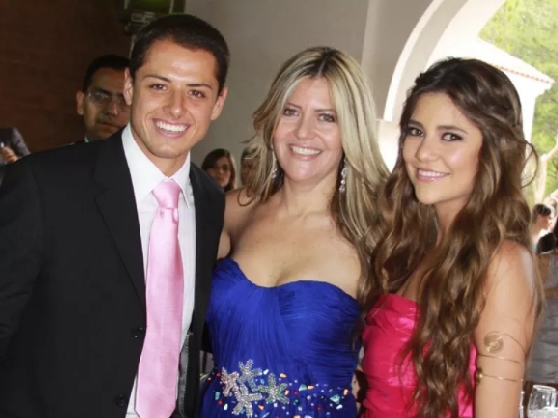 De izquierda a derecha: Javier Hernández Chicharito, Leticia Acedo y Lety Sahagún sonriendo en una foto grupal durante una fiesta