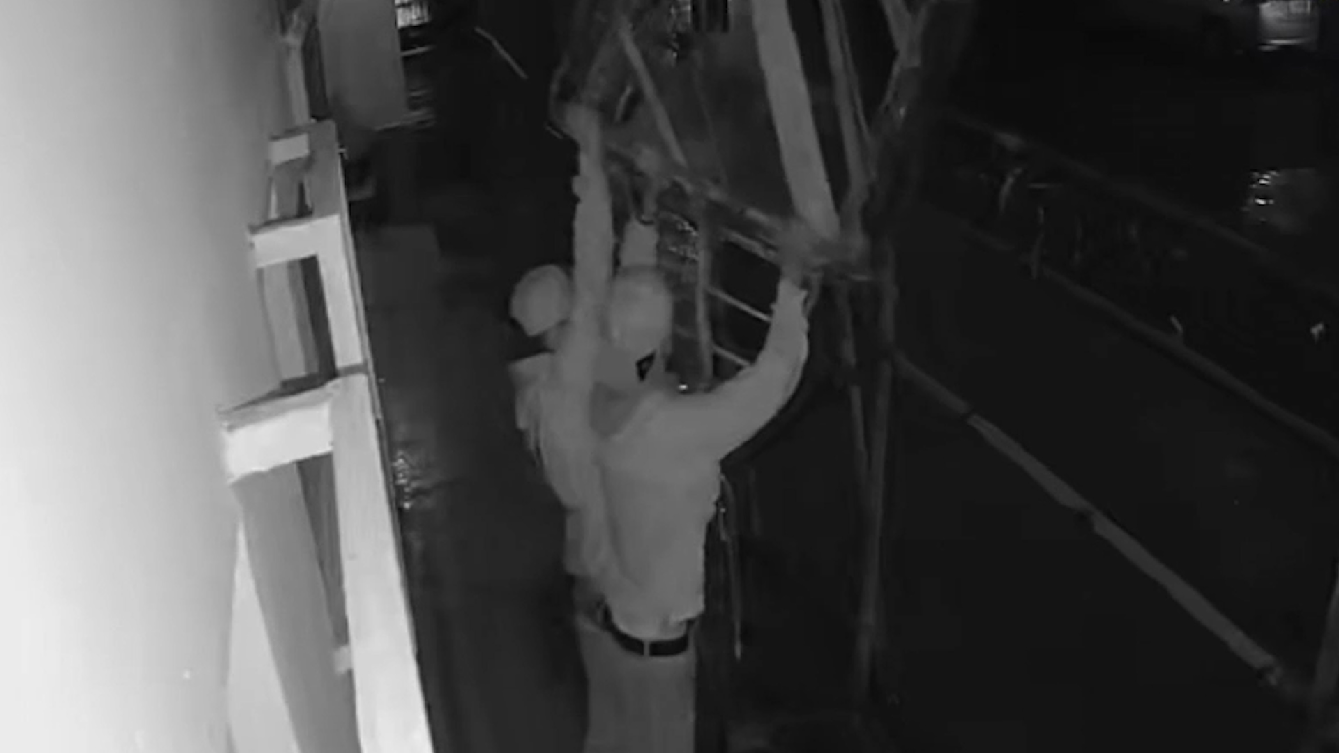 Dos hombres robaron un triciclo de carga en la colonia Valle de Santa Lucía, Monterrey. Cámaras captaron el momento en que saltaron la barda para huir.