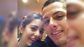 Lety Sahagún apoyada en el hombre de Javier Chicharito Hernández, ambos sonriendo mientras se toman una selfie