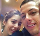 Lety Sahagún apoyada en el hombre de Javier Chicharito Hernández, ambos sonriendo mientras se toman una selfie