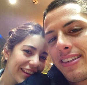 Lety Sahagún apoyada en el hombre de Javier Chicharito Hernández, ambos sonriendo mientras se toman una selfie