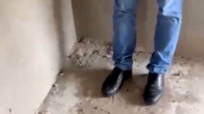 Grabación de las piernas de un hombre vistiendo jeans y botas negras.