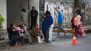 Desalojo de edificio por sismo en la Ciudad de México.