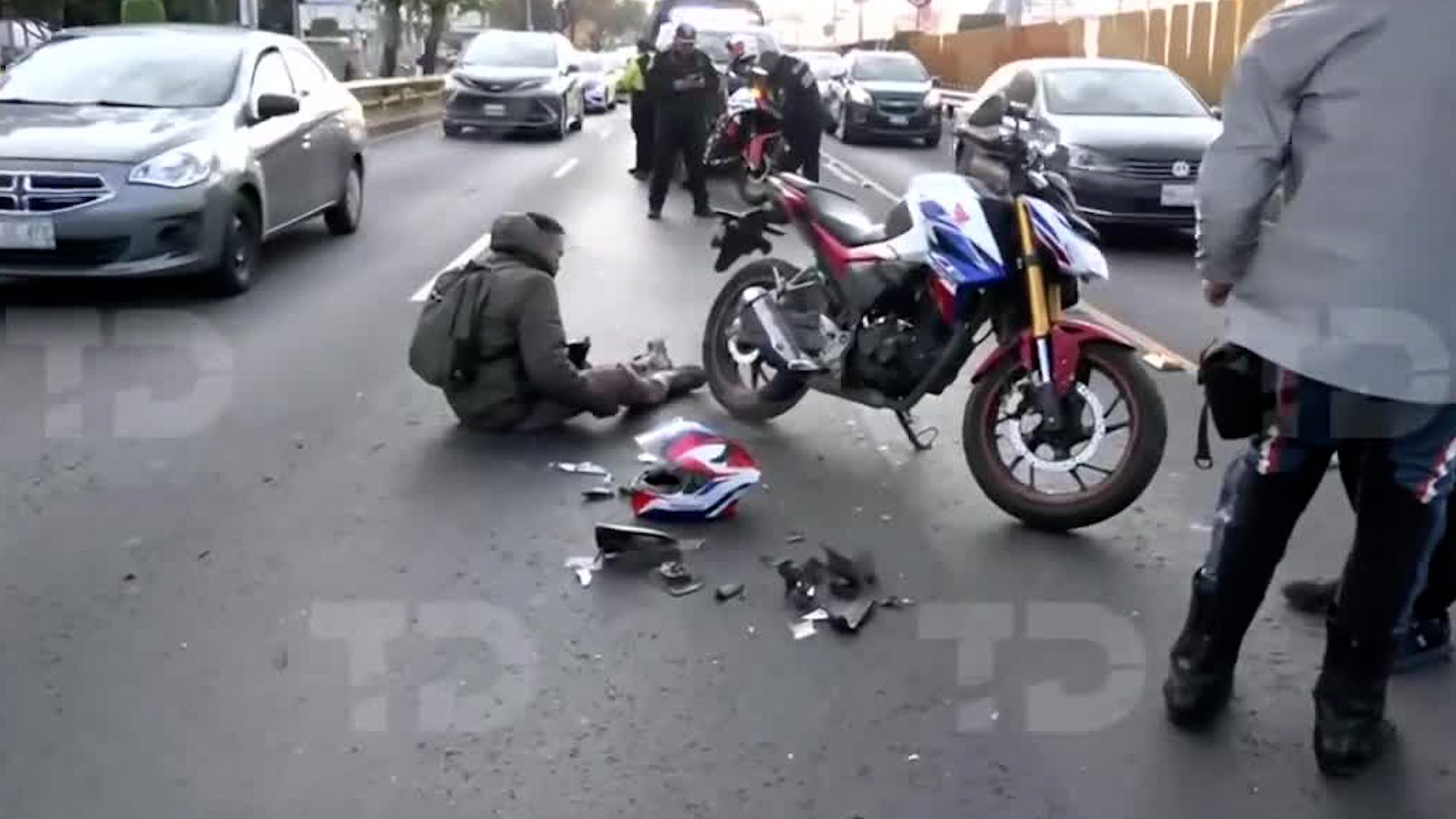 El conductor de la motocicleta fue aventado por una camioneta tras circular por los carriles centrales.