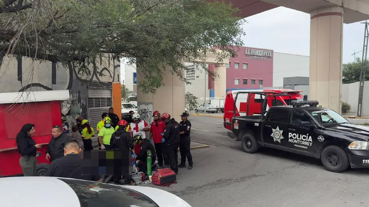 Un adulto mayor murió en la vía pública tras desvanecerse en el cruce de Félix U. Gómez y M. M. del Llano, en Monterrey.
