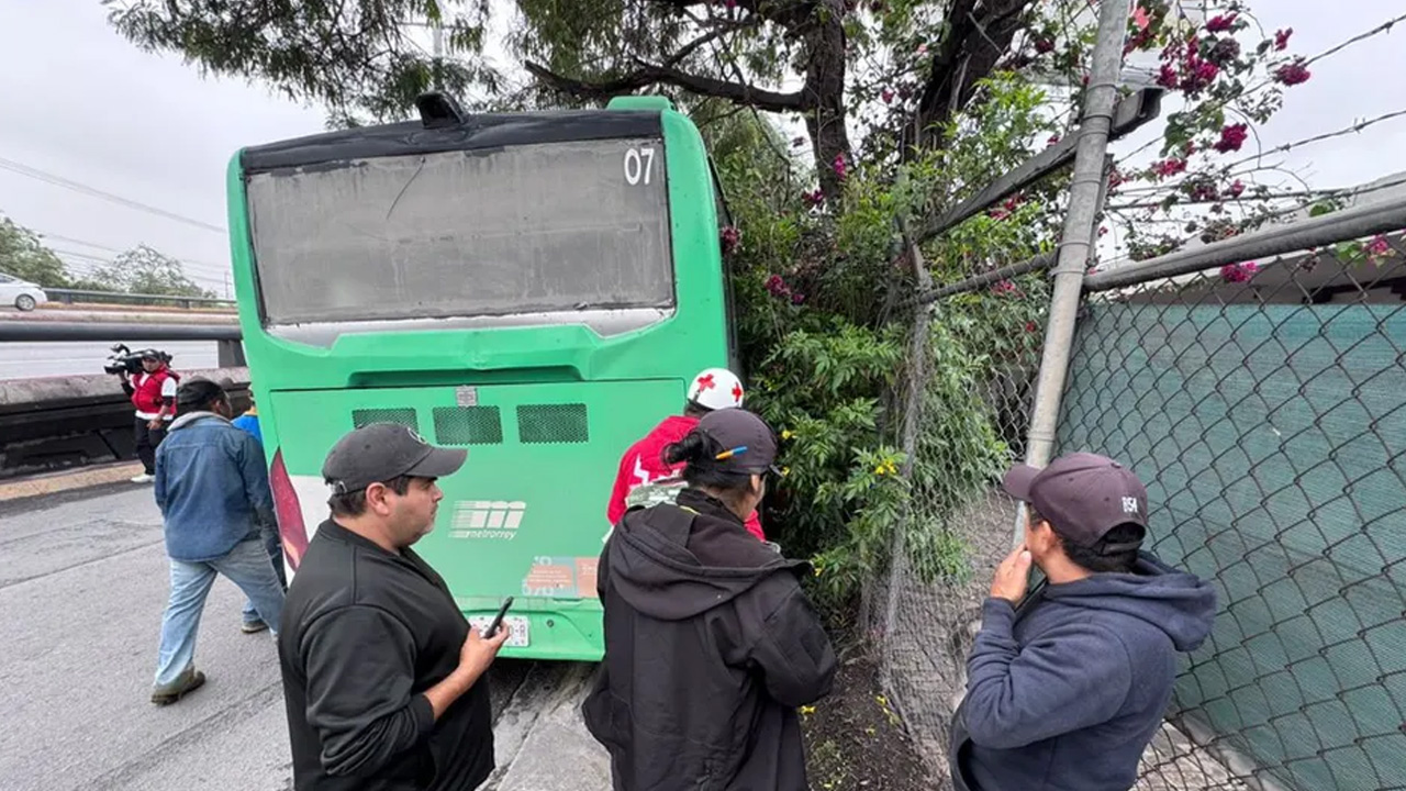 Una mujer logró salvarse de ser aplastada por una unidad de Transmetro en la colonia Santa Cecilia, en Monterrey, tras un incidente vial.