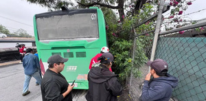 Una mujer logró salvarse de ser aplastada por una unidad de Transmetro en la colonia Santa Cecilia, en Monterrey, tras un incidente vial.