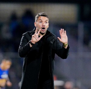 Nicolás Larcamón durante el partido de Pumas vs Cruz Azul.