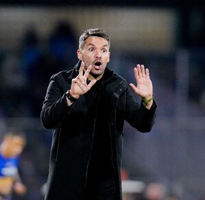 Nicolás Larcamón durante el partido de Pumas vs Cruz Azul.