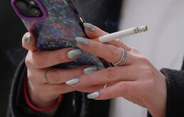 Una mujer fuma en la calle en Londres el 16 de abril del 2024.