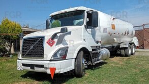 Pipa de color blanco estacionada en un jardín.