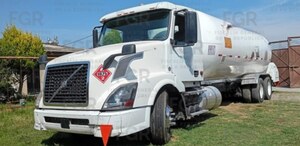 Pipa de color blanco estacionada en un jardín.