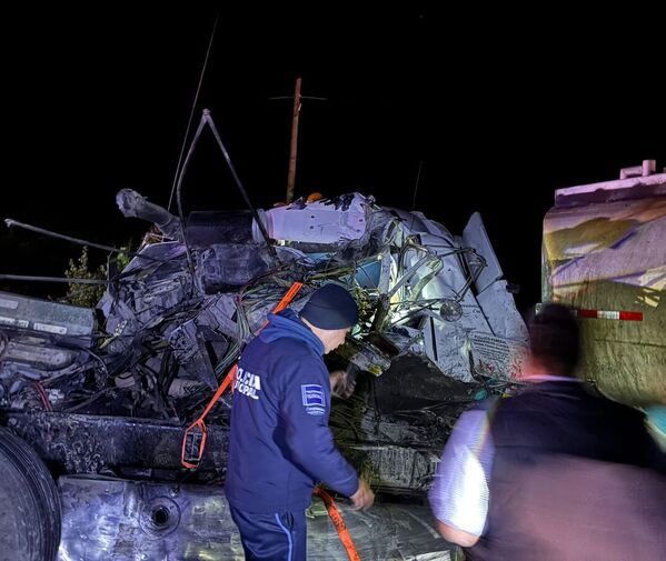 En el lugar, paramédicos atendieron a dos personas lesionadas; una de ellas fue reportada en estado delicado.