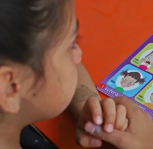 una niña en terapia infantil por duelo