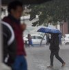 Una mujer se protege de las constantes precipitaciones registradas en la capital mexicana.