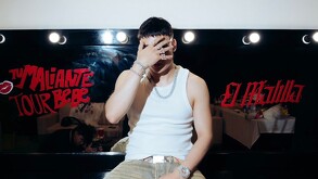 Sentado y con la cara cubierta, El Malilla promociona su gira por México 'Tu Maleante Tour Bebé' 2026. La cita en Zapopan es el 23 de abril