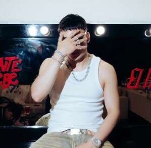 Sentado y con la cara cubierta, El Malilla promociona su gira por México 'Tu Maleante Tour Bebé' 2026. La cita en Zapopan es el 23 de abril