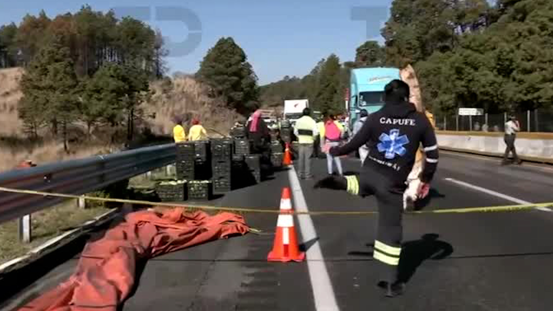 La volcadura de un tráiler antes de las seis de la mañana provocó caos vial sobre la vialidad.