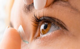 Mujer poniéndose lentes de contacto.