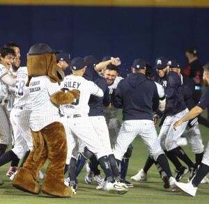 Triunfo de Sultanes del Monterrey en el Walmart Park.