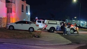 Camioneta y peritos del Instituto Jalisciense de Ciencias Forenses al lado de una patrulla de El Salto y un Nissan Versa donde se encontró un cuerpo