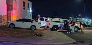 Camioneta y peritos del Instituto Jalisciense de Ciencias Forenses al lado de una patrulla de El Salto y un Nissan Versa donde se encontró un cuerpo