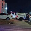 Camioneta y peritos del Instituto Jalisciense de Ciencias Forenses al lado de una patrulla de El Salto y un Nissan Versa donde se encontró un cuerpo