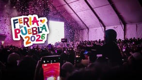personas enfrente al escenario del teatro del pueblo de la feria de puebla 2026