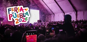 personas enfrente al escenario del teatro del pueblo de la feria de puebla 2026