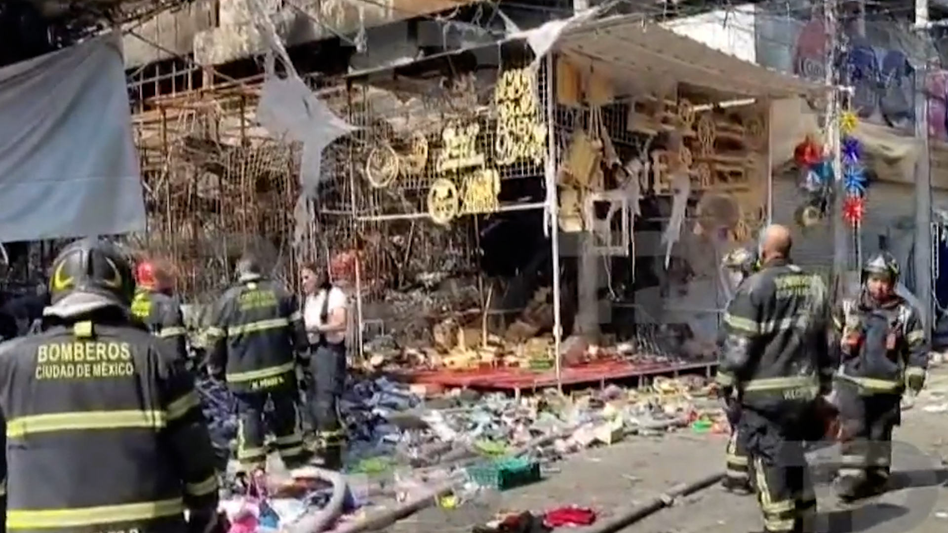 Doce horas tardaron en sofocar el incendio en calle Cabañas. Comerciantes denuncian pérdida total de mercancía y robos dentro de sus departamentos.