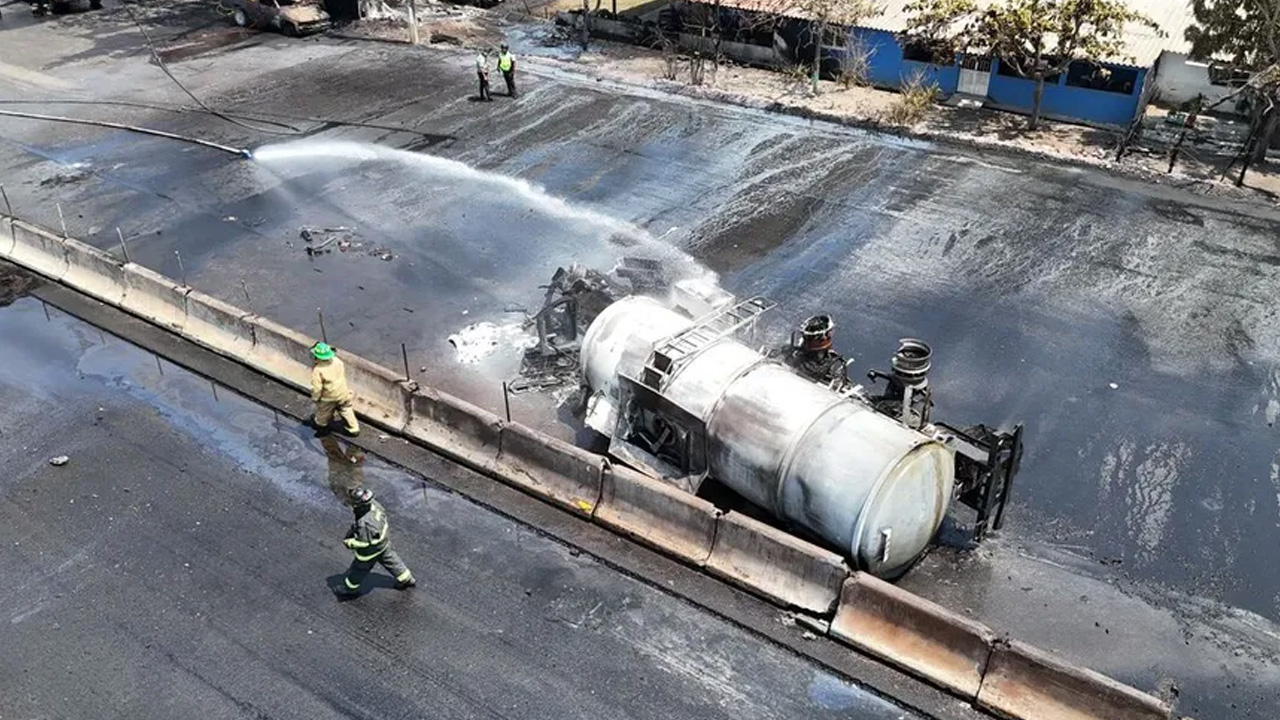 Una volcadura de pipa provocó un fuerte incendio en la autopista Colima–Manzanillo, en Tecomán, dejando una persona muerta.