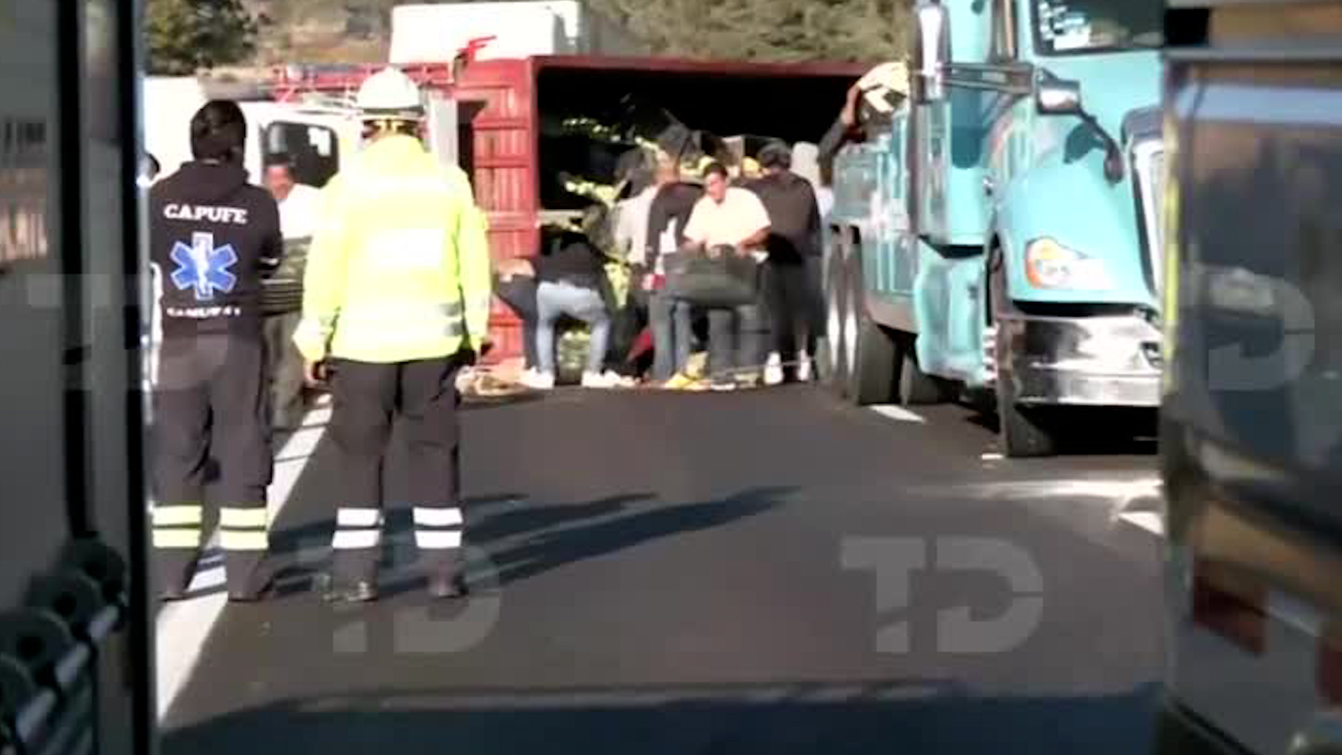 Un vehículo de carga que transportaba aproximadamente 20 toneladas de mango perdió el control del vehículo por el peso del mismo.