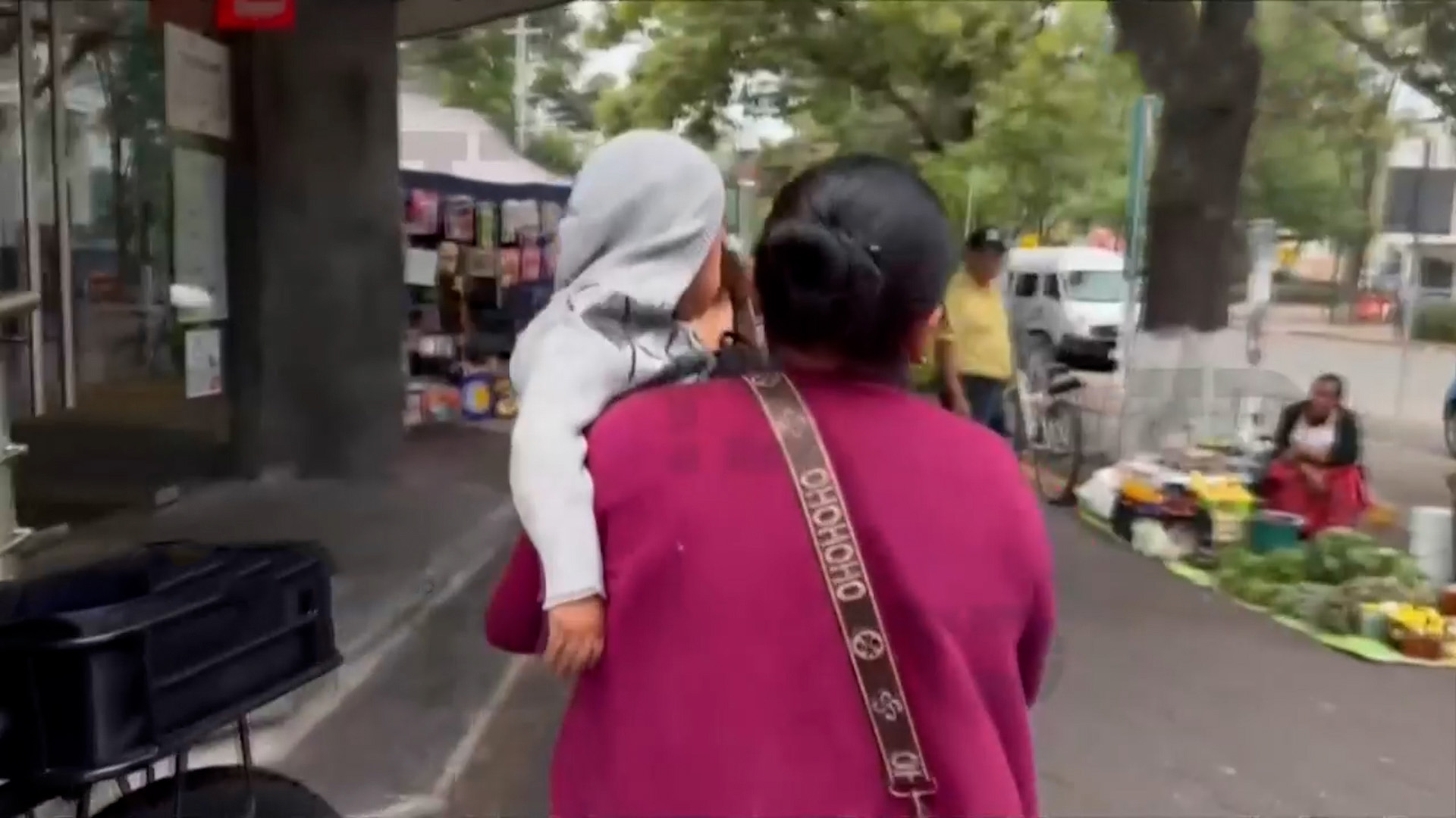 Tras 13 días del ataque en un parque de Santa Fe, Samuel recibe el alta médica. Su familia decide regresar a Chiapas tras el trauma vivido en la CdMx.