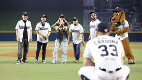 La agrupación regiomontana La Casetera, con Yuli Flores al frente, fue la encargada del lanzamiento de la primera bola en el juego de Sultanes vs Durango.