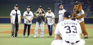 La agrupación regiomontana La Casetera, con Yuli Flores al frente, fue la encargada del lanzamiento de la primera bola en el juego de Sultanes vs Durango.