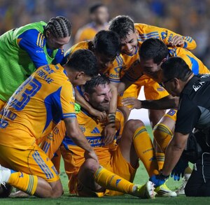 André Pierre Gignac siendo atendido por un golpe tras ganar el Clásico Regio ante Rayados.